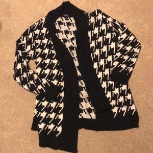 Size M black and white houndstooth print cardigan